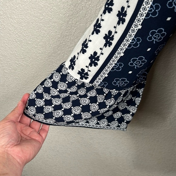 LOFT Ann Taylor Boho Blue & White Floral Flowy 3/4 Bell Sleeve Top Size Small - Picture 3 of 7